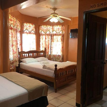 Chaleanor Hotel Dangriga Exteriör bild