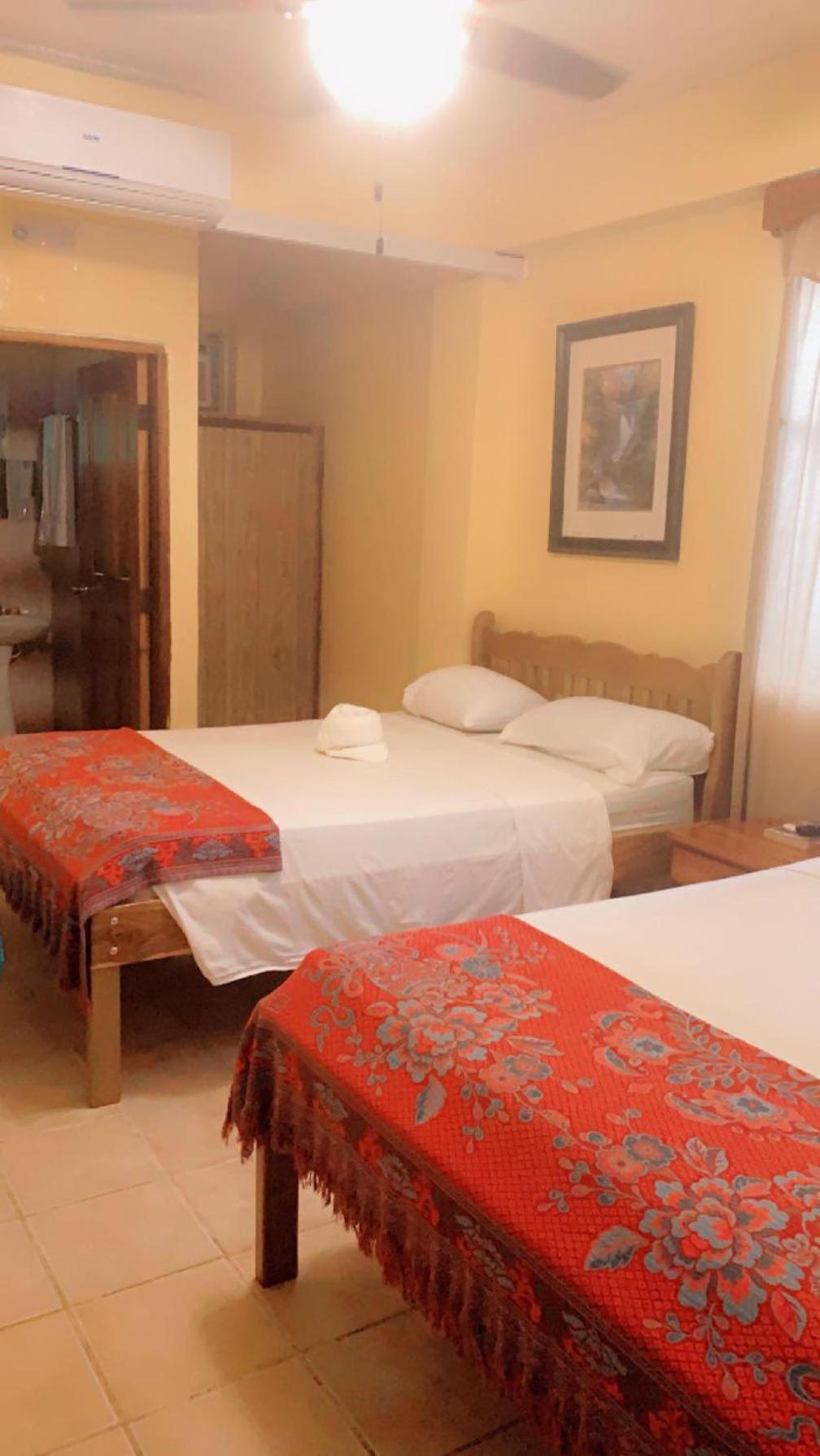 Chaleanor Hotel Dangriga Exteriör bild