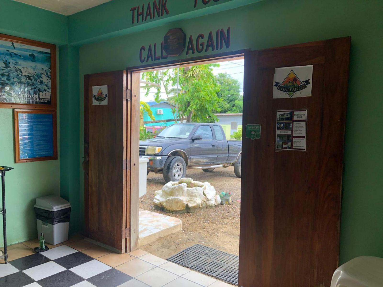 Chaleanor Hotel Dangriga Exteriör bild