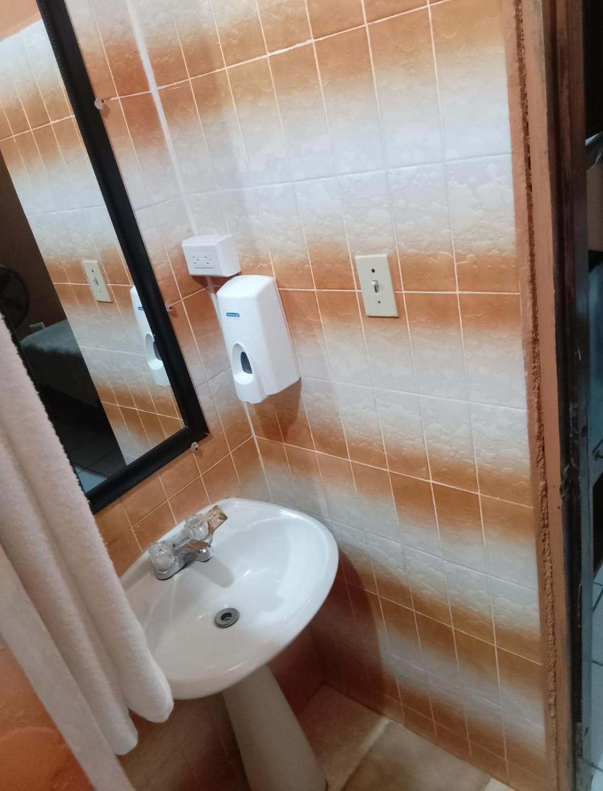 Chaleanor Hotel Dangriga Exteriör bild