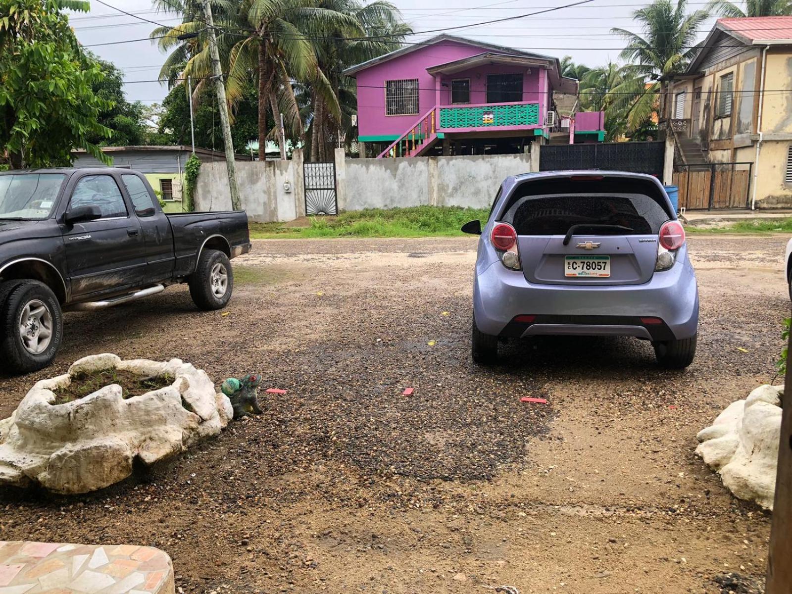 Chaleanor Hotel Dangriga Exteriör bild