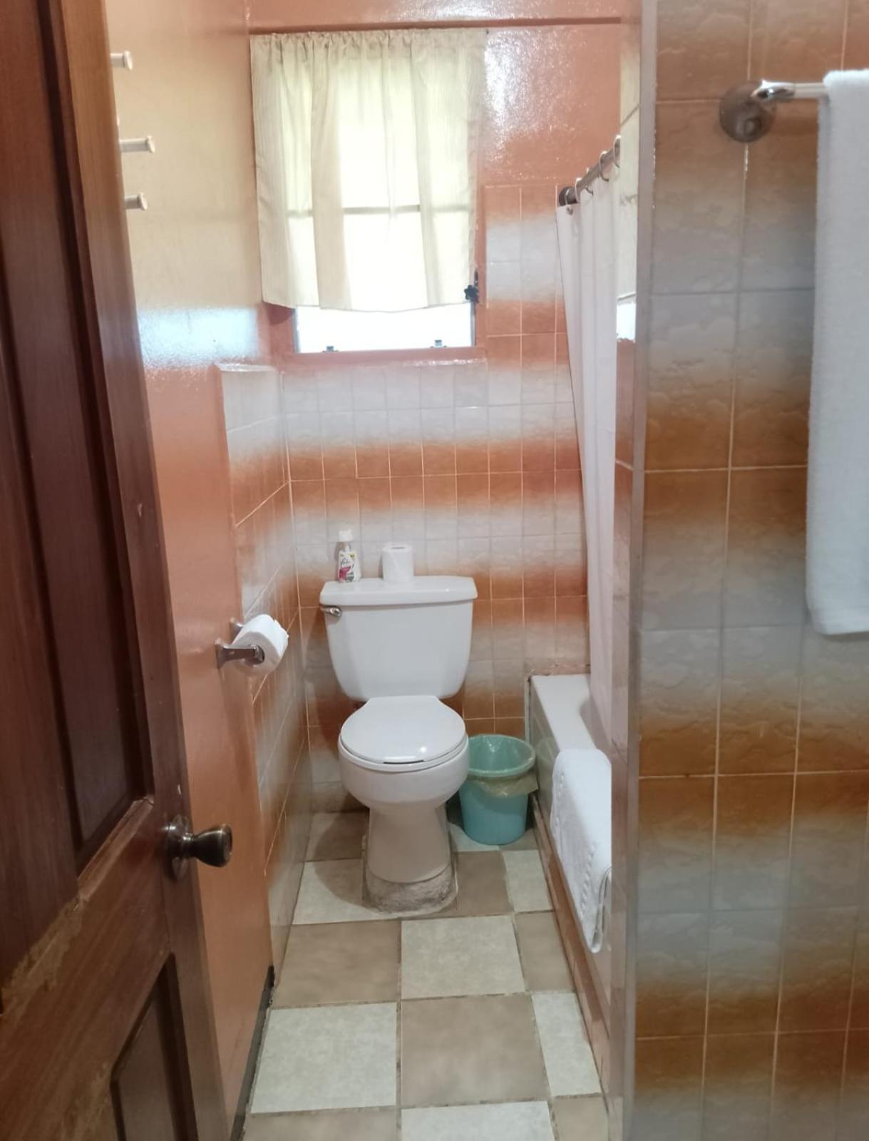Chaleanor Hotel Dangriga Exteriör bild