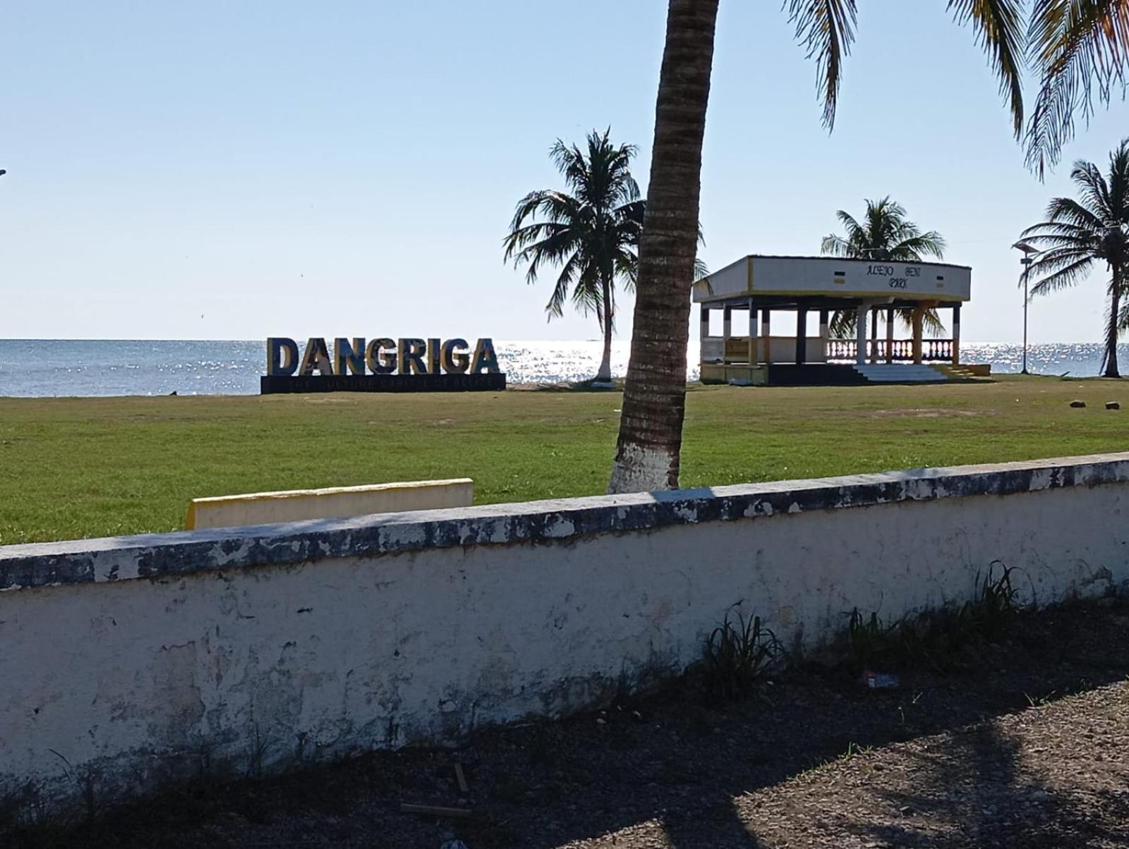 Chaleanor Hotel Dangriga Exteriör bild