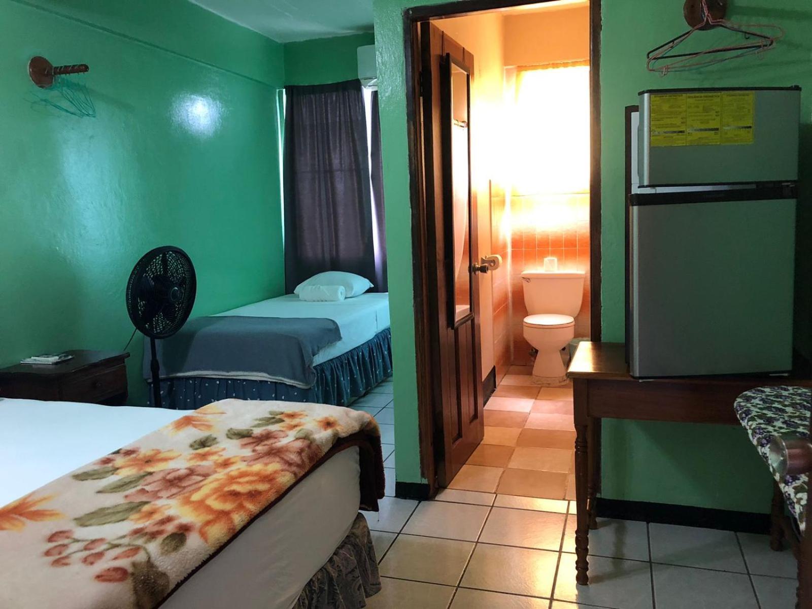 Chaleanor Hotel Dangriga Exteriör bild