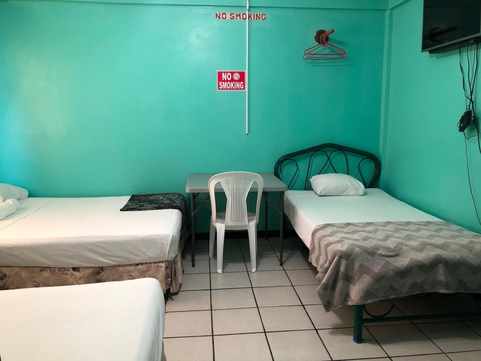 Chaleanor Hotel Dangriga Exteriör bild