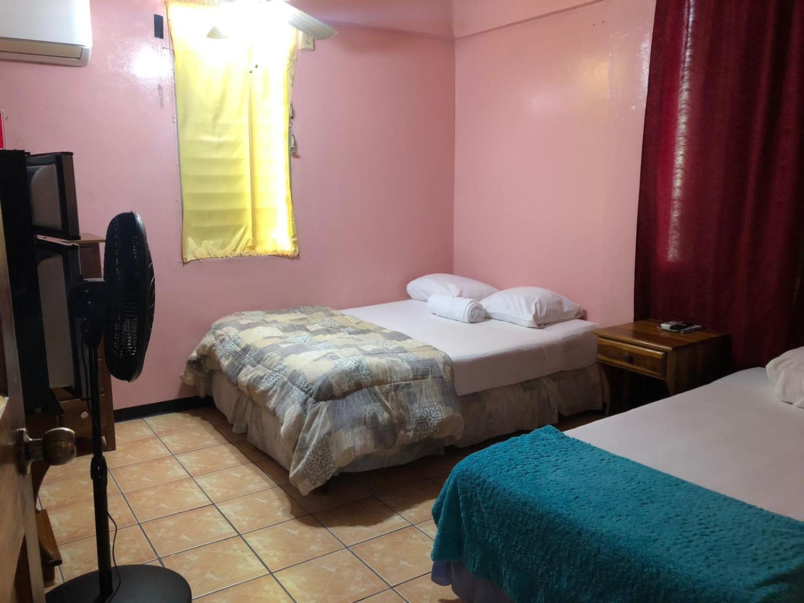 Chaleanor Hotel Dangriga Exteriör bild