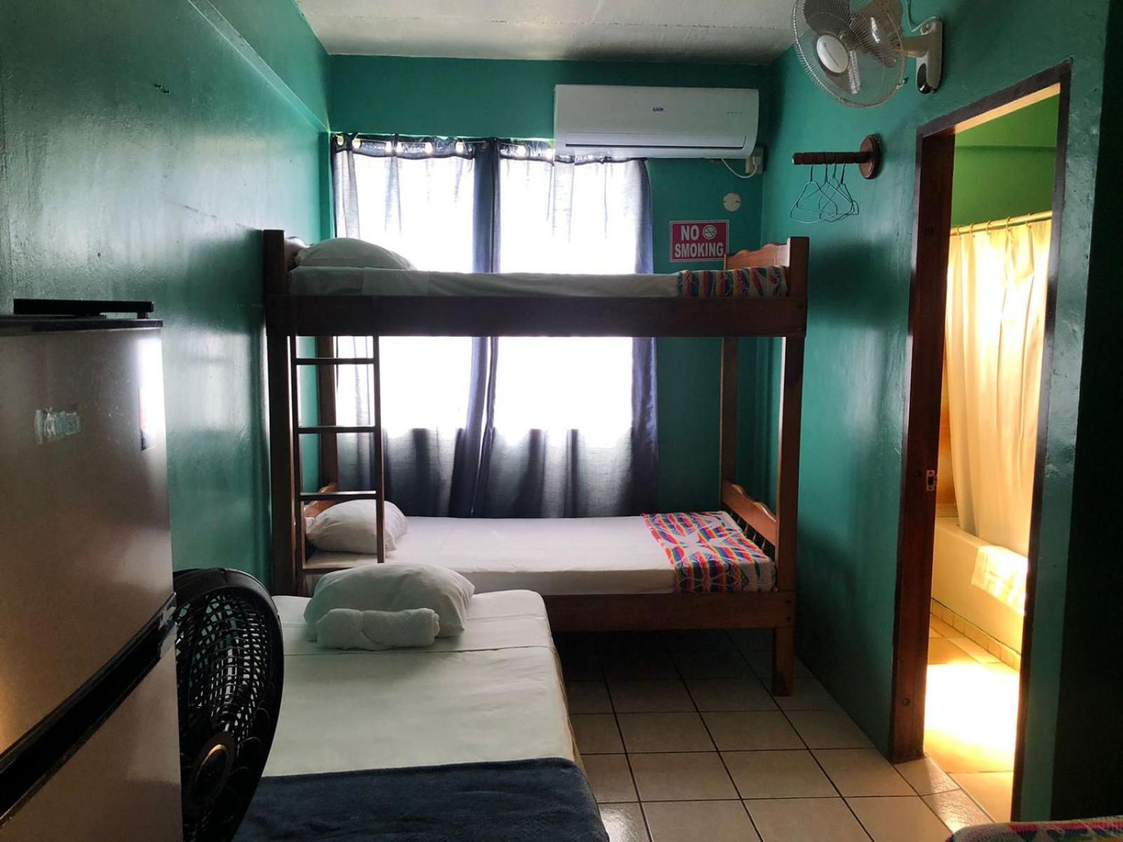 Chaleanor Hotel Dangriga Exteriör bild