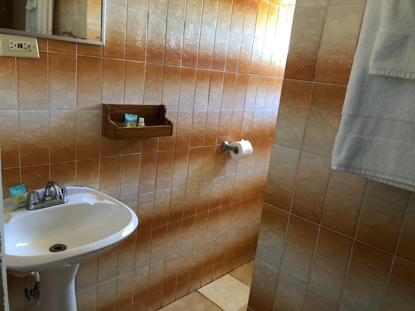 Chaleanor Hotel Dangriga Exteriör bild