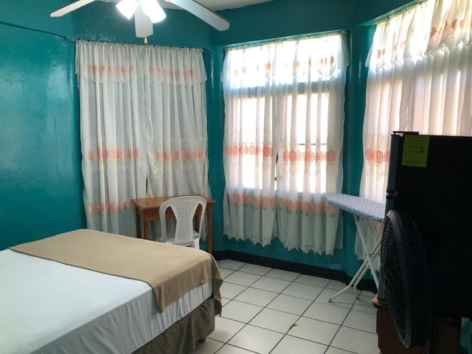 Chaleanor Hotel Dangriga Exteriör bild