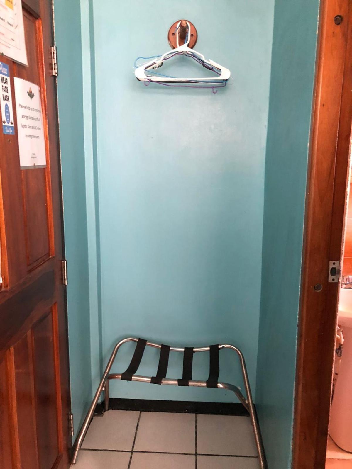 Chaleanor Hotel Dangriga Exteriör bild