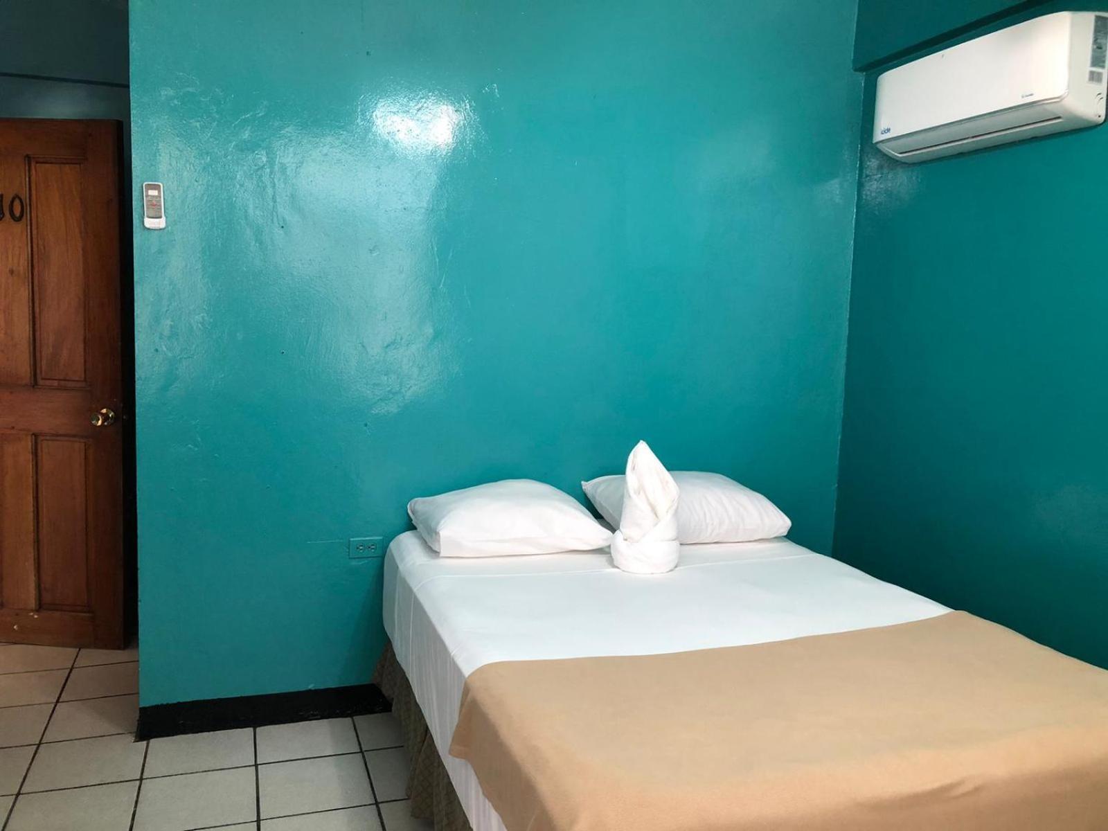 Chaleanor Hotel Dangriga Exteriör bild