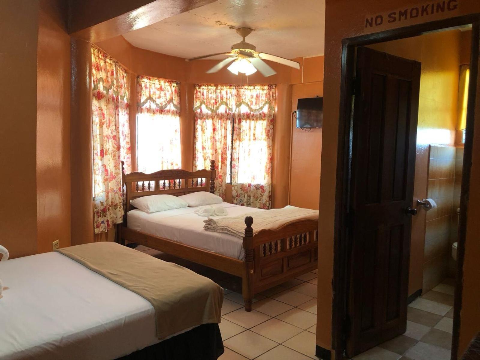 Chaleanor Hotel Dangriga Exteriör bild