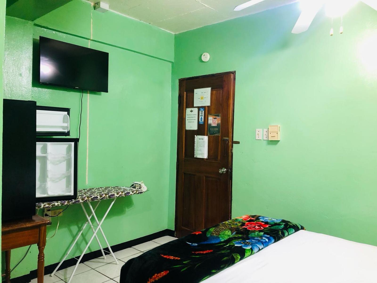 Chaleanor Hotel Dangriga Exteriör bild