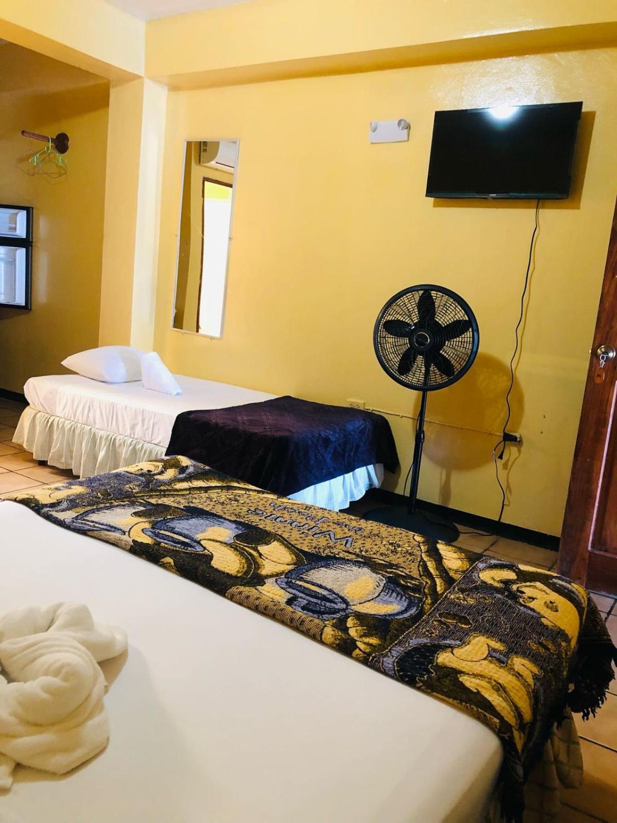 Chaleanor Hotel Dangriga Exteriör bild