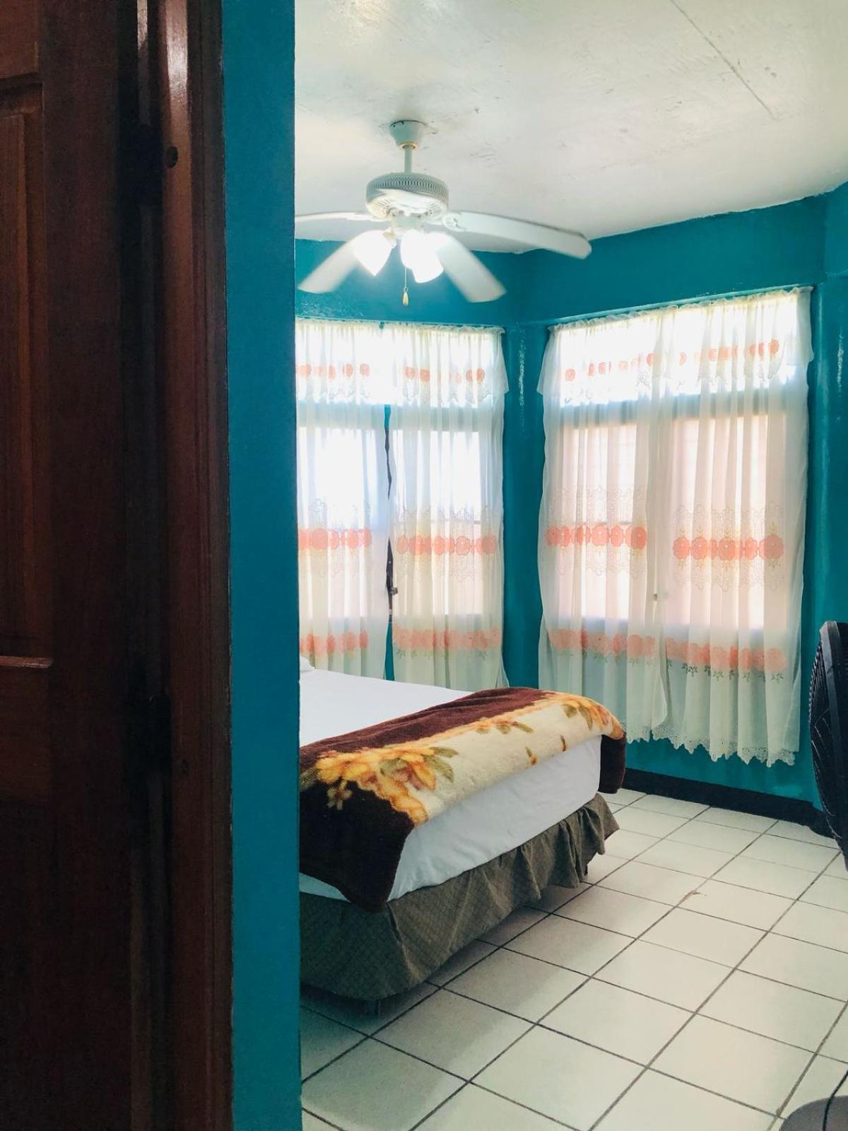 Chaleanor Hotel Dangriga Exteriör bild