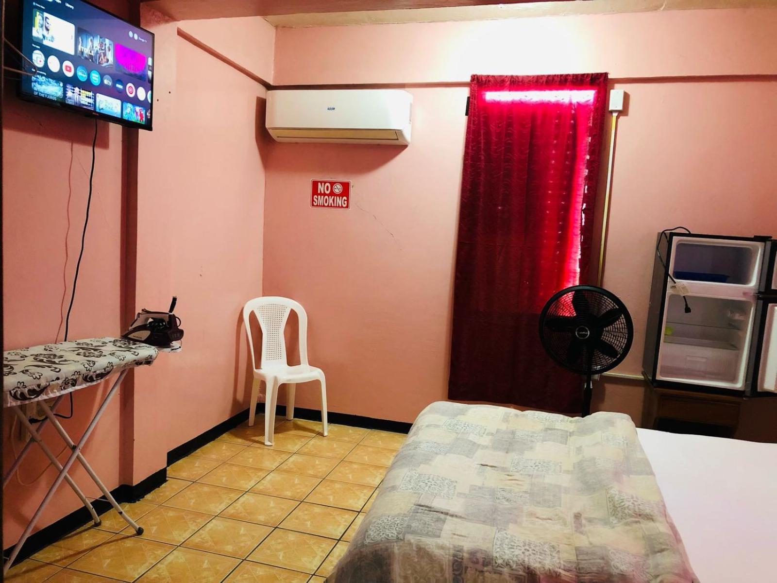 Chaleanor Hotel Dangriga Exteriör bild